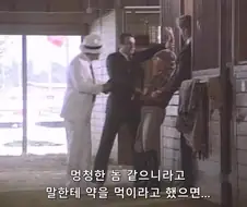 마굿간에서 여자를 벗겨버리는 남자주인공