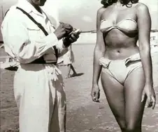불법으로 비키니입은 여성에게 벌금먹이는 이탈리아 경찰(1950년대)