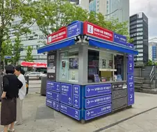 길 물어보는 행인에 지친 사람