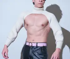 분홍색 가죽띠를 착용한 남자