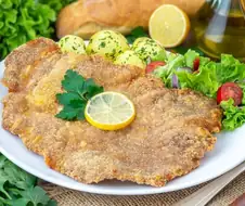 "독일어권에서 먹는 얇은 고기에 빵가루를 입혀 튀기는 요리"