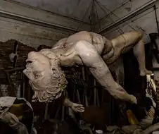 버려진 건물에 방치된 조각상