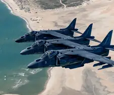 퇴역앞둔 미 해병대 AV-8B 해리어II 고별비행