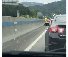 고속도로에서 차 막힌다고 갑자기.jpg