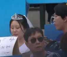 결혼식 끝나고 야구장 온 부부