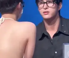 팬미팅에서 표정 관리 못하는 남자 아이돌
