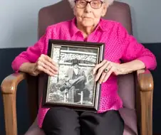 93살 할아버지와 결혼한 17세 학생