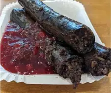 핀란드 순대에 잼을 찍어먹음