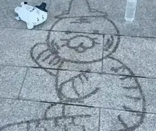 물병 하나로 바닥에 그림 그리기