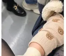 옆좌석 여자 허벅지 발로 만지는 말 안통하는 사람.......