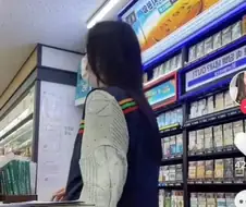 한국어로 기싸움하는 백인 여성들.jpg