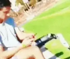 장애인 의족 뺏고 도망가기.gif