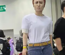 코스프레 행사장에 나타난 부담스러운 남자.jpg