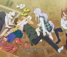 중딩 여자아이들이 밤시간때 어른남자 한명을 덮치는 장면