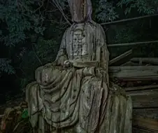 일본, 어떤 숲속의 얼굴이 손상된 불상☸️