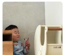 엄마 몰래 까까 먹는 아이